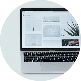 Re-design erstellen Graz, Redesign erstellen Graz, Re-design Website, neue Website, Laptop mit neuer Website, Hintergrundfarbe grau